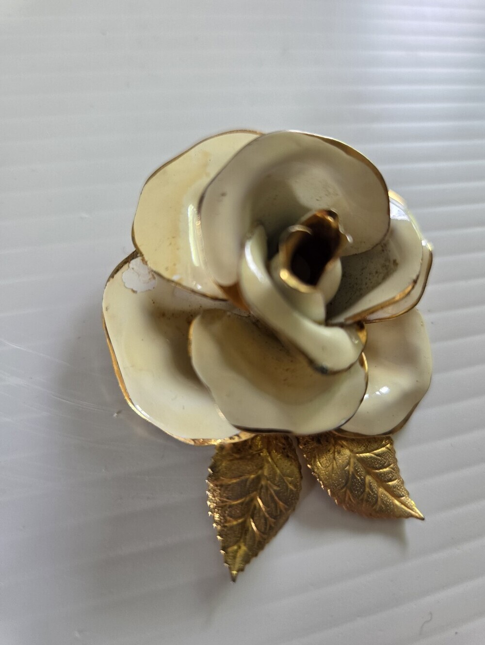 Vintage Creamy White Enamel Rose Brooch Gold Tone Leaves Floral Pin - Picture 2 of 4